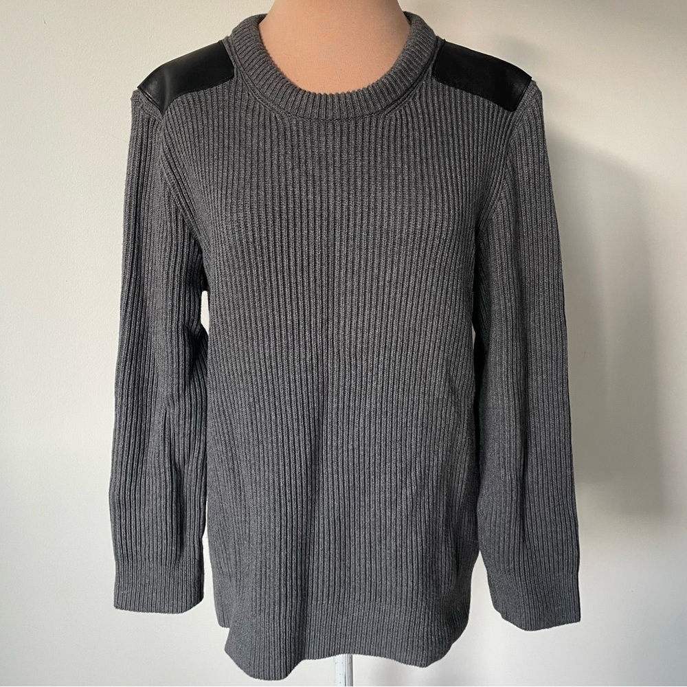 Vince Gray Ribbed Wool Knit Leather Shoulder Patch Crewneck Sweater EUC Size M